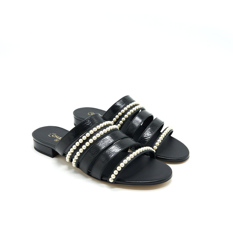 Chanel size37 Leather and pearl sandal black