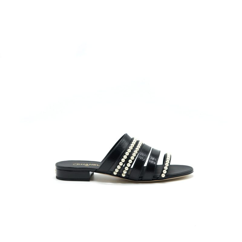 Chanel size37 Leather and pearl sandal black