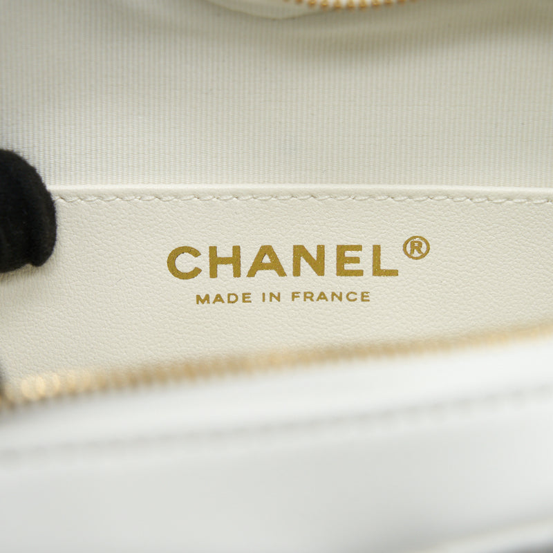 Chanel 22S Heart Bag Lambskin White LGHW (Microchip)