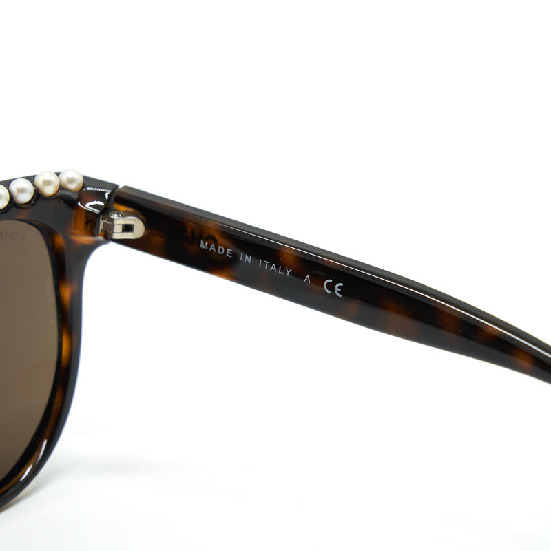 CHANEL Sunglasses With Pearls