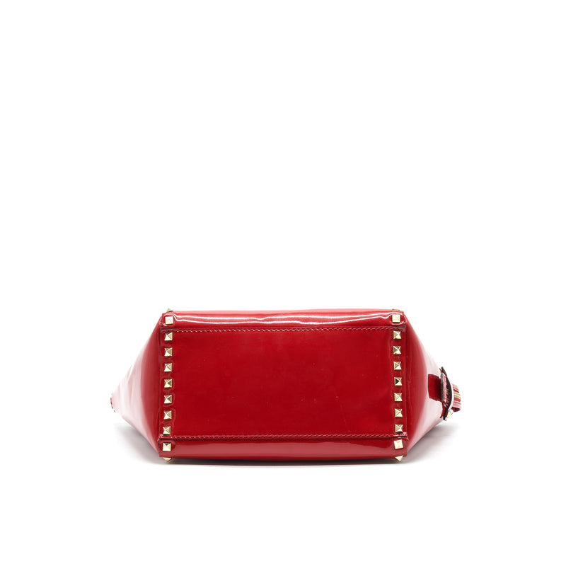 VALENTINO ROCKSTUD SMALL PAGOTA TOTE in patent Red