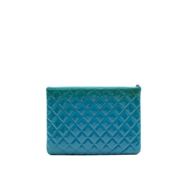 CHANEL QUILTED LEATHER CLUTCH BAG IN PATENT BLUE