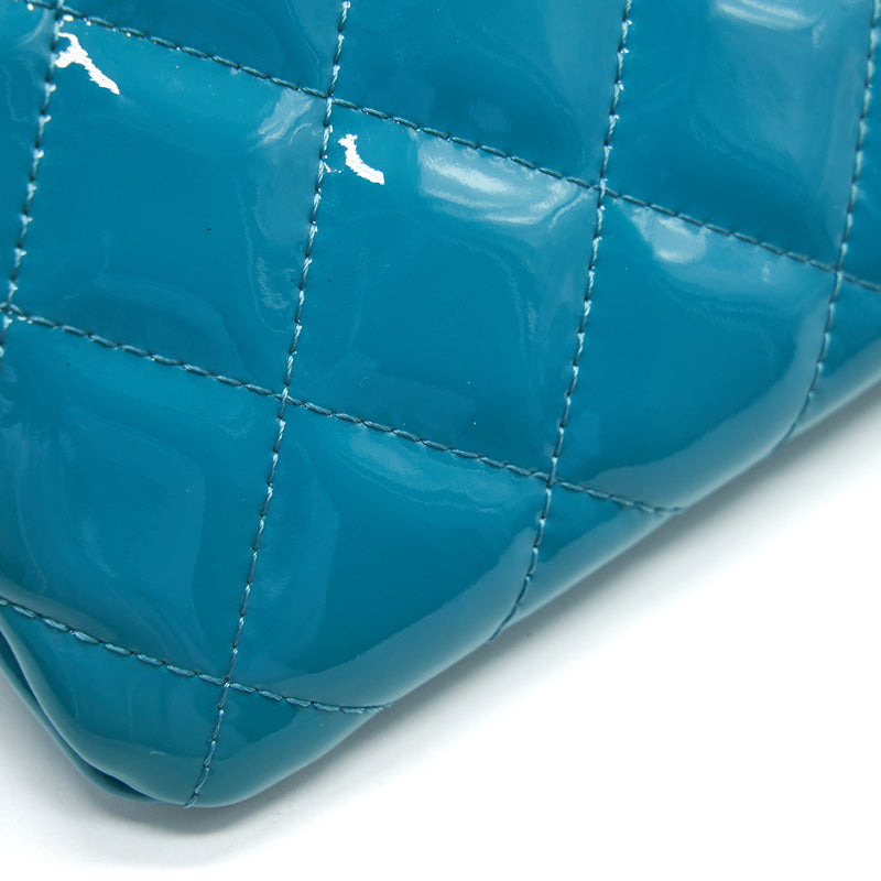 CHANEL QUILTED LEATHER CLUTCH BAG IN PATENT BLUE