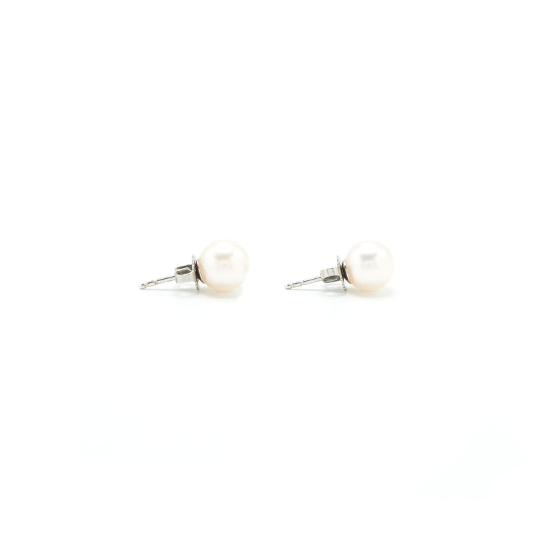 Tiffany Signature Pearls Earrings Akoya cultured pearls in 18k white gold.